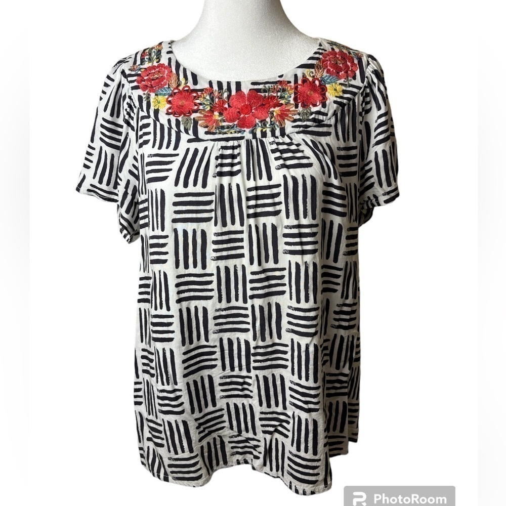 Savanna Jane Claire Embroidered Top Black White Red Floral Size Small